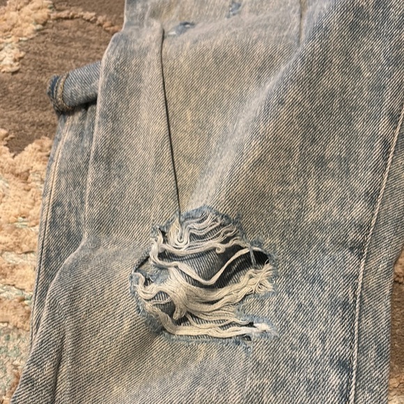 Trendy Light Wash Jeans with Patches - Picture 3 of 9